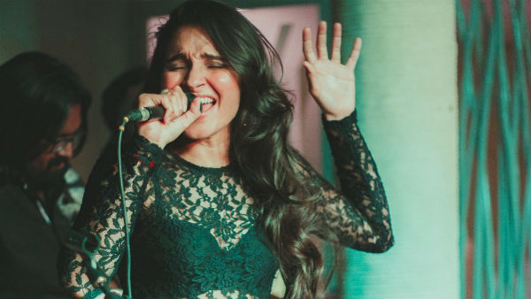 தெளிவாக தெரியும் உள்ளாடை 