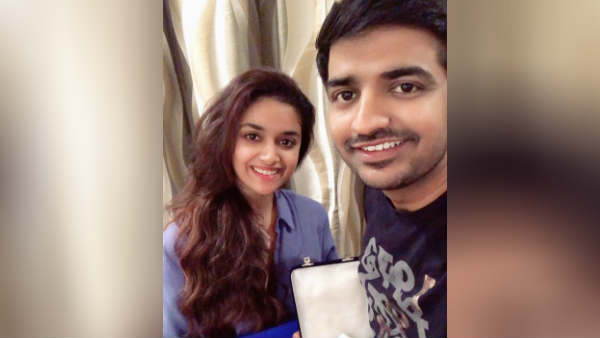  Keerthy suresh gets a sweet welcome form rajini