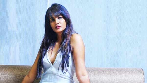 முன்னழகை காட்டி 