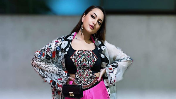 படங்களில் பிஸி 