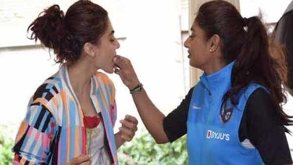 புத்தகம் வாசிப்பது 