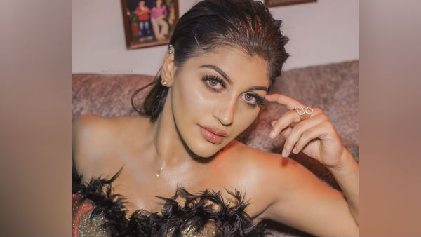 சூடேற்றும் யாஷிகா 