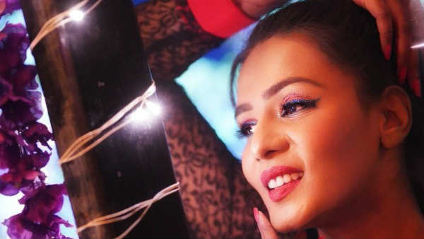 மேலாடையே இல்லாமல் 