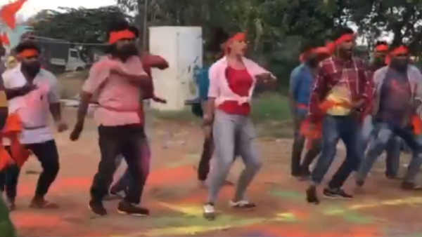 என்னா குத்து.. 