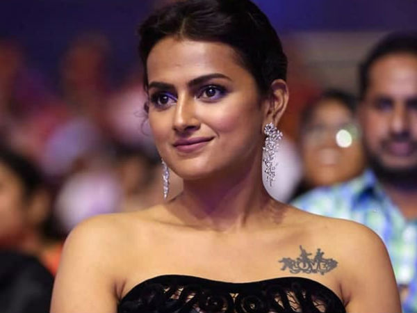 shraddha srinath attracts her fans with black costume 