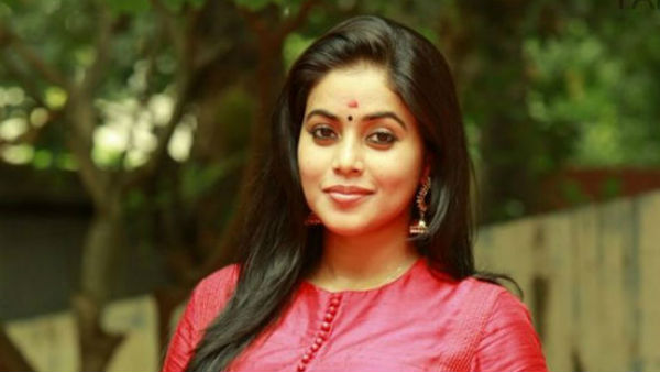 நடிகை பூர்ணா 