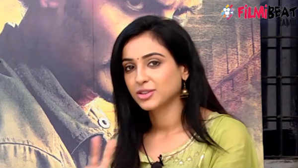 சென்னை: வேல்ஸ் பிலிம் இன்டர்நேஷனல் தயாரிப்பில் ரத்ன சிவா இயக்கத்தில் ஜீவா நடிப்பில் உருவாகி உள்ள சீறு படம் பிப்ரவரி 7ம் தேதி நாளை திரைக்கு வருகிறது. சீறு படத்தில் ஜீவாவுக்கு ஜோடியாக டோலிவுட் நடிகை ரியா சுமன், தமிழில் அறிமுகமாகிறார். தமிழ் பிலிமிபீட்டுக்கு சீறு படத்தின் நாயகி ரியா சுமன் அளித்த எக்ஸ்க்ளூசிவ் பேட்டி வைரலாகி வருகிறது. டோலிவுட்டில் பிளாக்பஸ்டர் ஹிட்டான பேப்பர் பாய் படத்தில் நடித்ததை பார்த்து இயக்குநர் ரத்ன சிவா தன்னை சீறு படத்தில் நடிக்க அழைத்ததாகவும், கும்பக்கோணத்தில் படத்தின் ஷூட்டிங் நடைபெற்றதாகவும் தெரிவித்துள்ள ரியா சுமன், கொஞ்சும் தமிழில் அழகாக பேசியுள்ளார். கும்பகோணம் டிகிரி காப்பி, கூழ், பாயாசம் உள்ளிட்ட பல தமிழ்நாட்டு உணவு வகைகளை ஹீரோ ஜீவா தனக்கு அறிமுகப்படுத்திய தகவல்களையும் நாயகி ரியா பகிர்ந்துள்ளார். வேல்ஸ் நிறுவனம் தயாரிப்பில் உருவாகி உள்ள இந்த படத்திற்கு இமான் இசையமைத்துள்ளார். காதலர் தினத்தை முன்னிட்டு பிப்ரவரி 7ம் தேதியான நாளை சீறு படம் ரிலீசாகிறது. இந்த படத்தில் வாசுகி எனும் கதாபாத்திரத்தில் ரியா சுமன் நடித்துள்ளார். கடந்த ஆண்டு ஜீவா நடிப்பில் வெளியான கீ மற்றும் கொரில்லா படங்கள் எதிர்பார்த்த வெற்றியை பெறாத நிலையில், நாளை வெளியாகவுள்ள சீறு படம் நிச்சயம் ஜீவாவுக்கு வெற்றியை கொடுக்கும் என எதிர்பார்க்கப்படுகிறது. கோலிவுட்டுக்கு புதிதாக வந்து இறங்கியுள்ள ரியா சுமனுக்கு லேடி சூப்பர்ஸ்டார் நயன்தாரா தான் ரோல் மாடல் என்று கூறியுள்ளார். மேலும், வீடியோவில் சீறு படம் குறித்தும், தனது அனுபவங்கள் குறித்தும் ரியா பகிர்ந்துள்ளதை கண்டு மகிழுங்கள்!