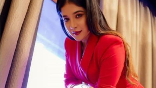 சிவப்பு நிற உடை 