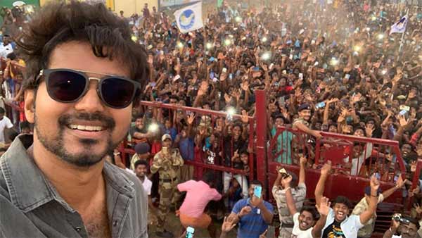 ரசிகர்களுடன் செல்ஃபி 