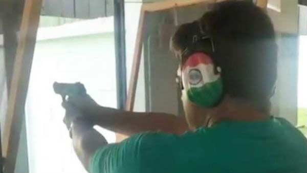 துப்பாக்கியுடன் அஜித் 