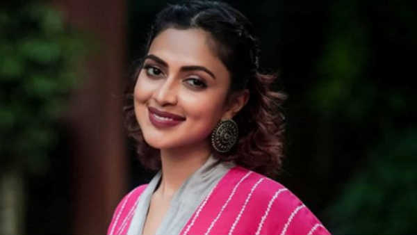 வெளியே சாய்வதுபோல் 