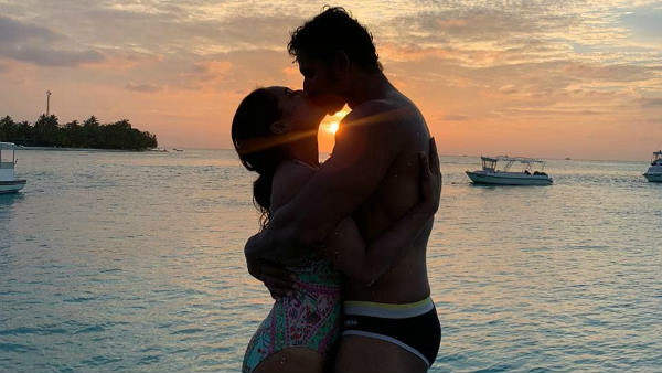 மாஸ்க் போடாம லிப் கிஸ்