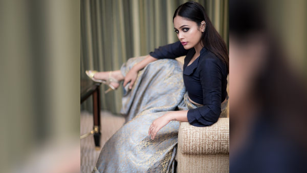 கருப்பு உடையில்