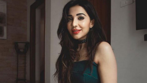 கால்களை விரித்து 