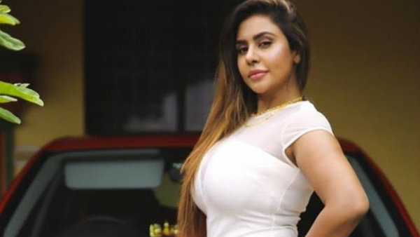 கண்ணும் உதடும்.. 