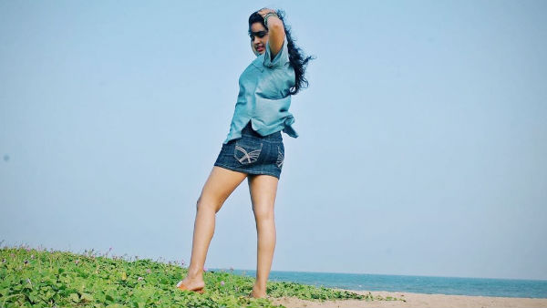  Srushti dange looking hot in blue dress