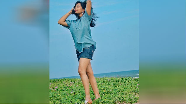  Srushti dange looking hot in blue dress