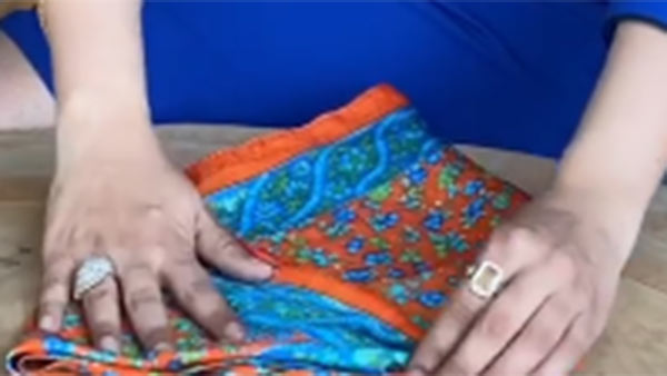 நீல நிற டீப்நெக் 