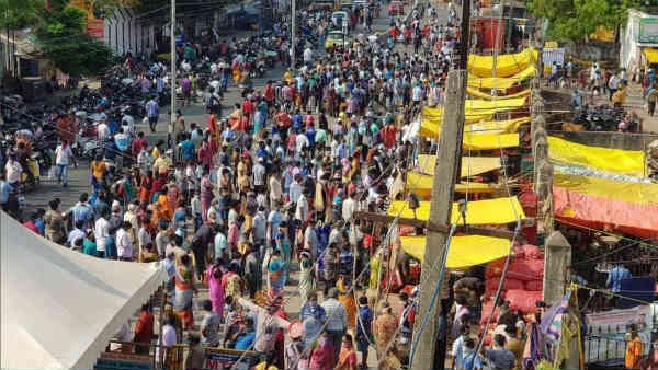 கூட்டமாக நிற்பது 