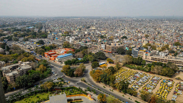 முடங்கி கிடக்கின்றனர் 