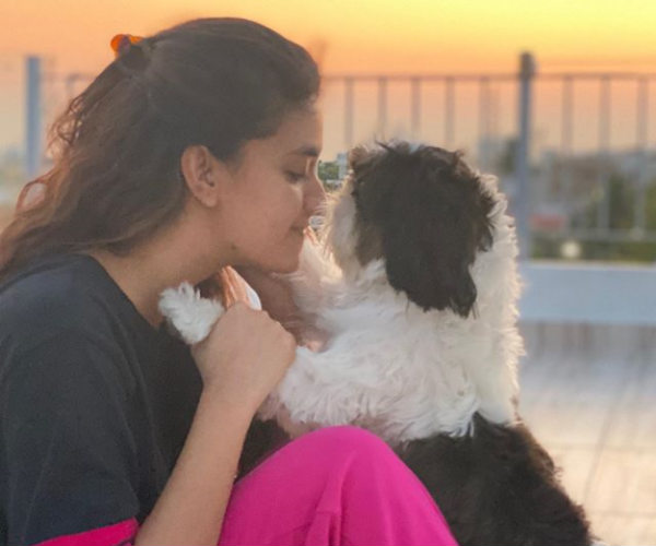 கொஞ்சி விளையாடுறார்