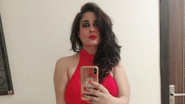  அரைகுறை உடை 