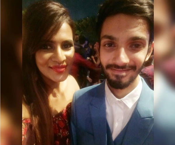 ஒட்டி உரசியப்படி செல்பி 