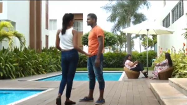 நீச்சல் குளத்தின் ஓரம் 