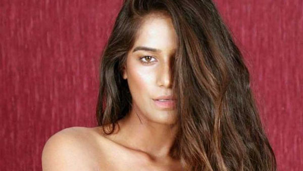 மொத்த டிரெஸ்ஸையும் கழட்டி