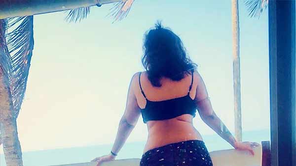 பிகினியில் போஸ் 