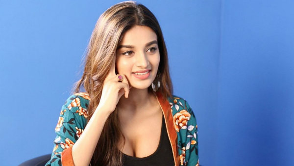 அள்ளுது லைக்ஸ் அள்ளுது லைக்ஸ்