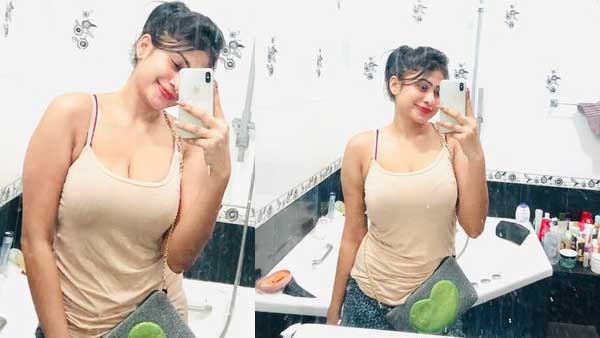 பாத்ரூமில் செல்ஃபி