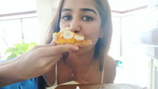 நிர்வாணமாக