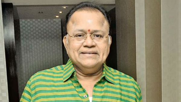 வீட்டின் முன்பு ஸ்டிக்கர் 