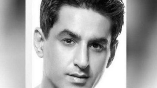 சிரித்துக் கொண்டே சிரித்துக் கொண்டே