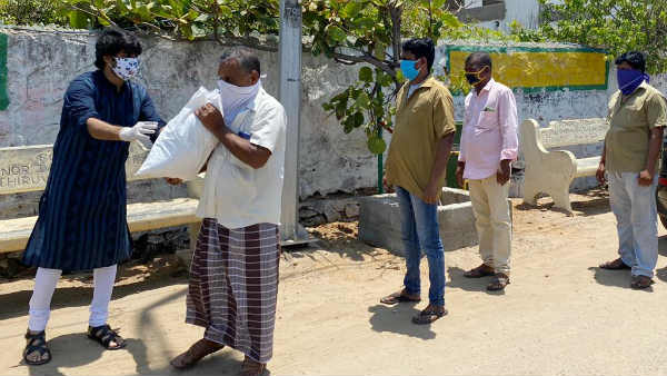 Actor Metro Shirish distributes essential items to Auto drivers