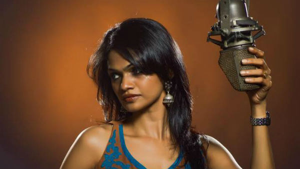 யாரோ ஒரு பெரிய கை யாரோ ஒரு பெரிய கை