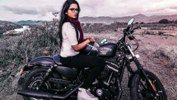  பைக் மீது படுத்துக்கொண்டு போஸ்