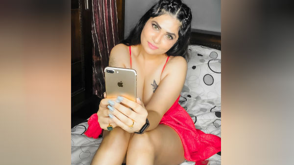 மேலாடையை தூக்கி 