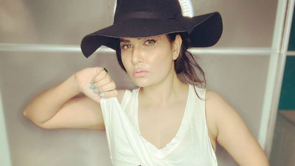 டீப் நெக்கில் திறந்துகாட்டி டீப் நெக்கில் திறந்துகாட்டி