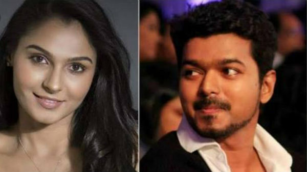 கவர்ச்சி காட்டியவாறு