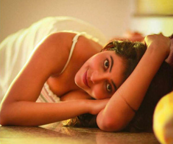 முன்னழகை காட்டியபடி