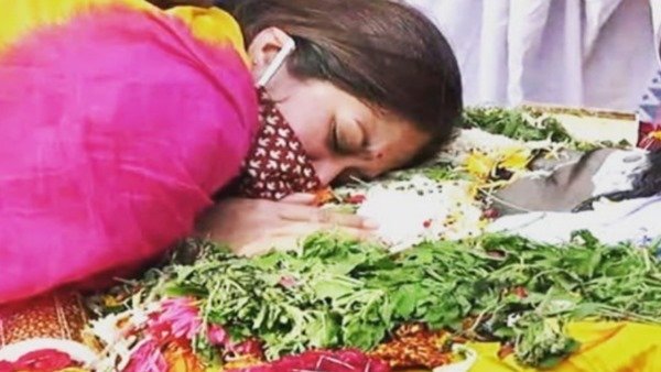 கட்டியணைத்து.. கட்டியணைத்து..