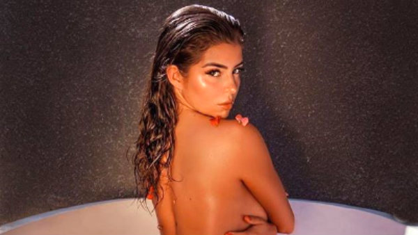 பாத் டப்பில்