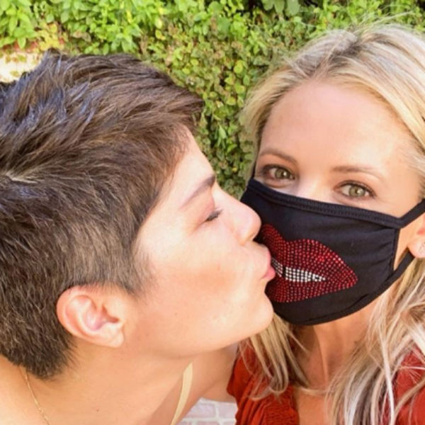 மாஸ்க்குடன் முத்தம் 