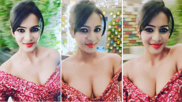 முன்னழகு தெரியும் படி 