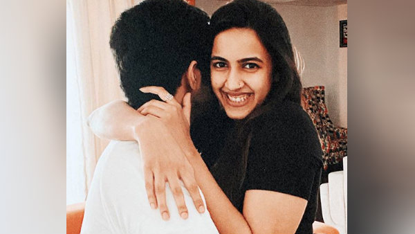 கட்டிப்பிடித்தபடி கட்டிப்பிடித்தபடி