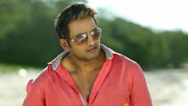 நடிகர் சந்தானம் 