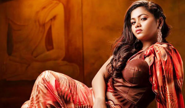 உள்ளாடைகள் தெரிய 