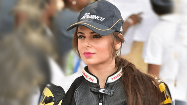 அஜித் காலில் விழுந்து